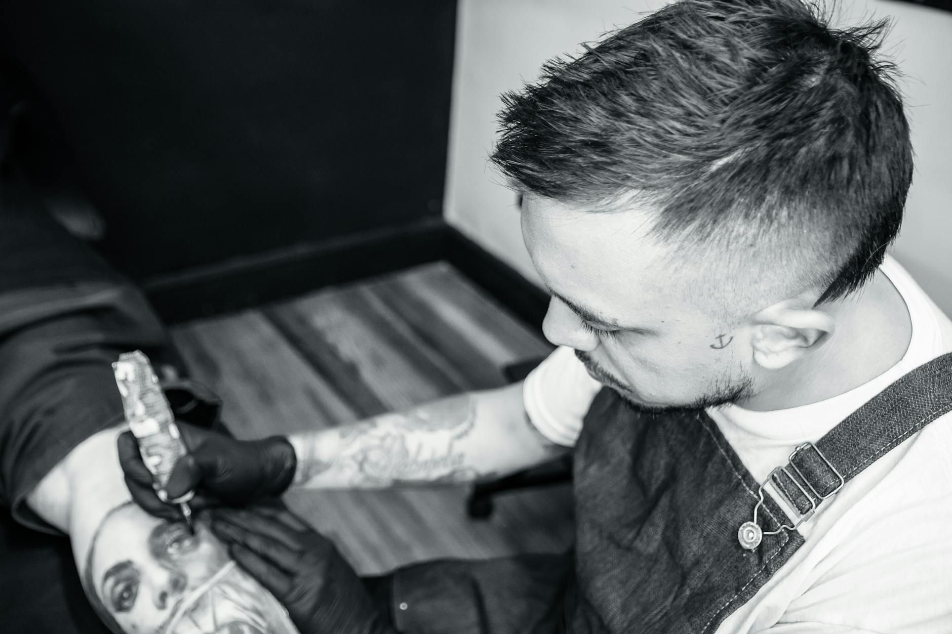 Tattoo artist çalışırken